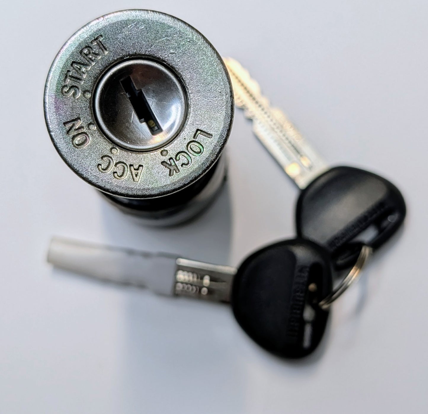 NEW OEM Ignition Lock Cylinder Mitsubishi Galant 94-98, Montero 92-00, Others. Auto