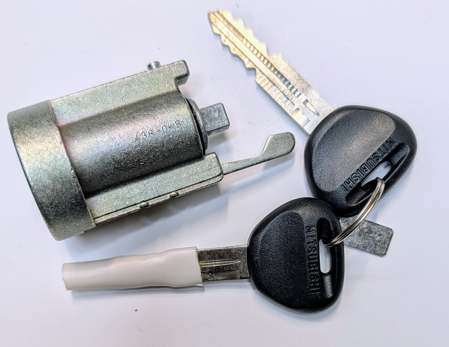 NEW OEM Ignition Lock Cylinder Mitsubishi Galant 94-98, Montero 92-00, Others Manual