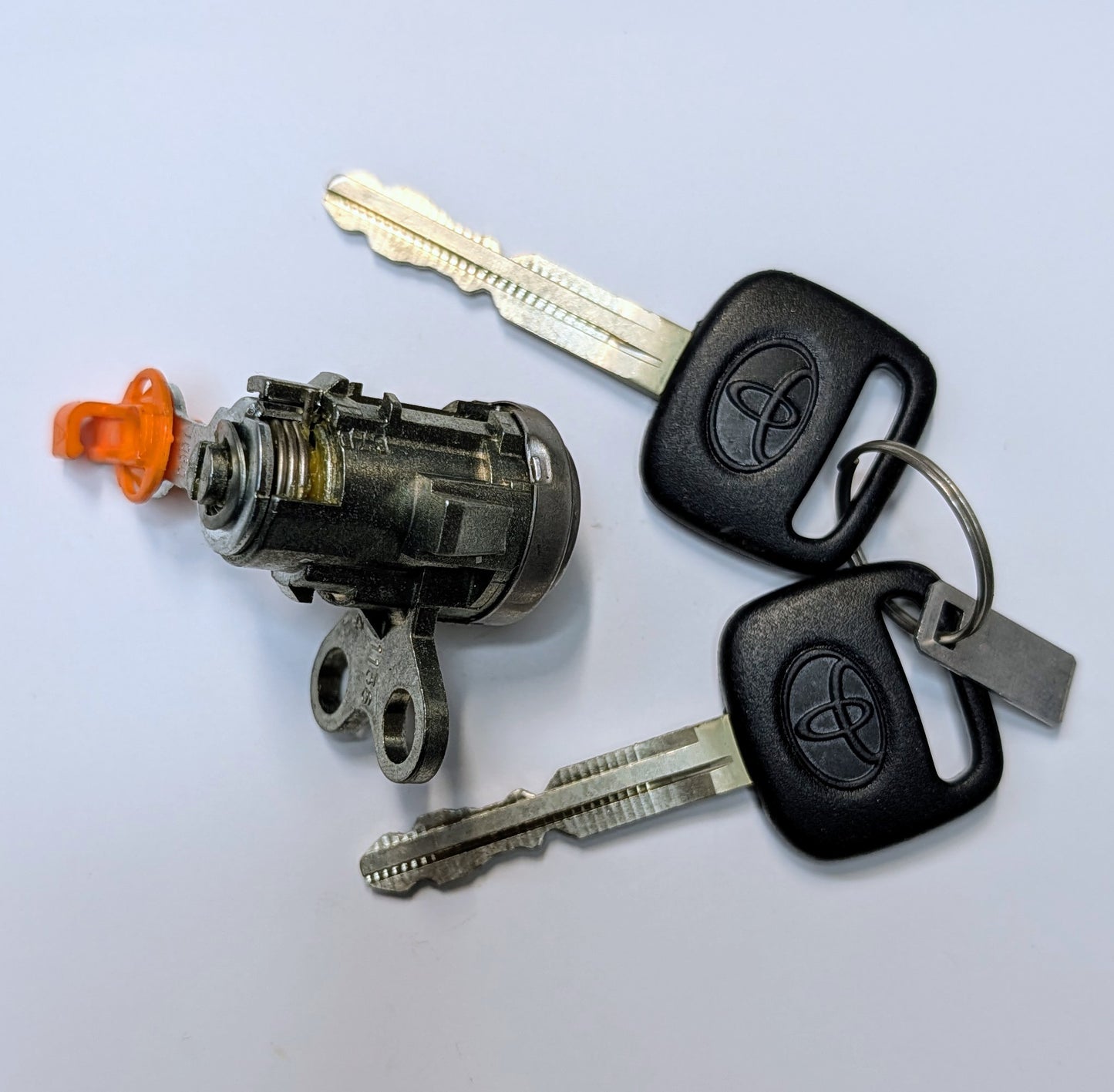 OEM NEW Passenger Door Lock Cylinder Toyota Rav4 2 Door 96-00