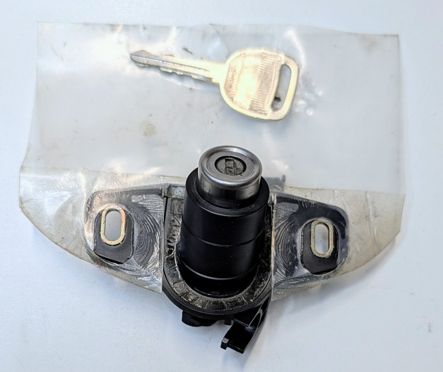 OEM Rear Liftgate Lock Cylinder Staurn LW1 00-05